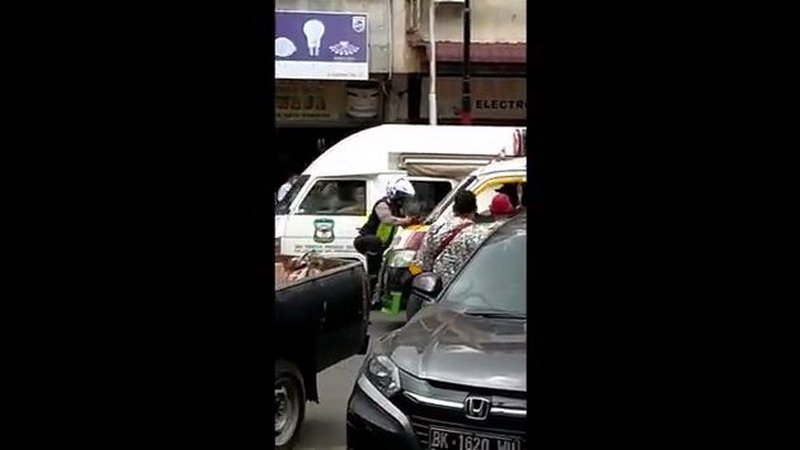 Viral, Angkot Tabrak Polisi hingga Tersangkut Dikaca Depan