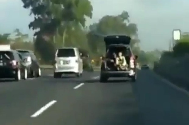 Viral Pemuda Buka Pintu Belakang Mobil di Jalan Tol, Netizen Geram