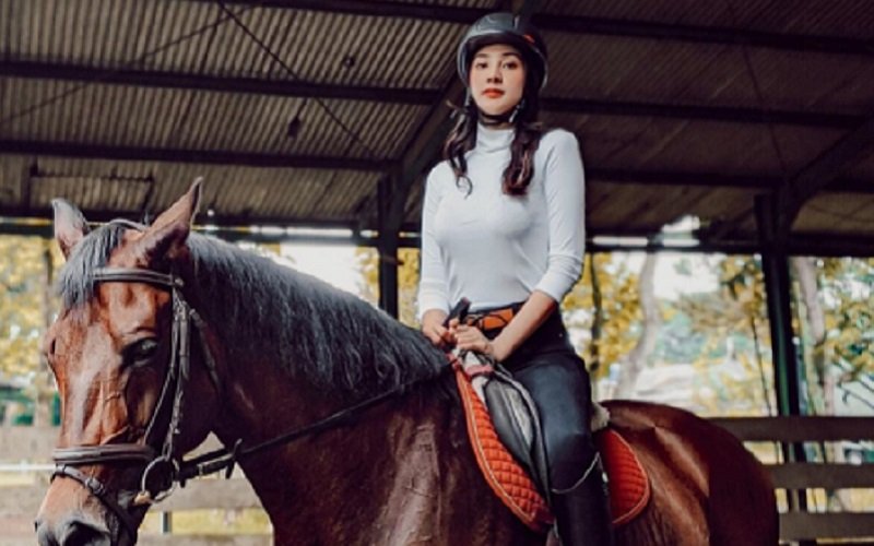 Pesona Anya Geraldine Belajar Berkuda, Netizen: Mau Jadi Kudanya