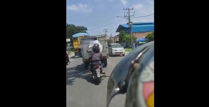 Viral Aksi Bajing Loncat Curi Barang Berukuran Besar dari Mobil Boks