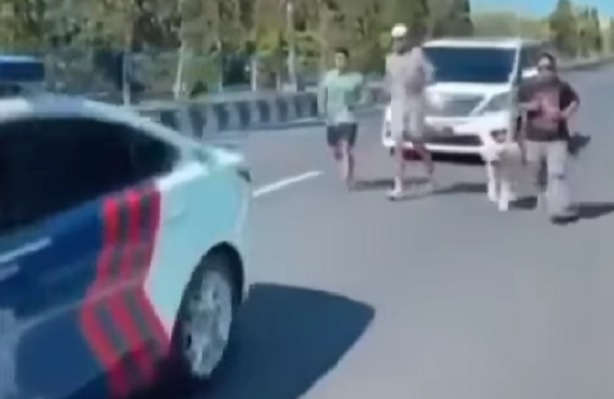 Viral! Mobil Patwal Polda Bali Kawal Orang Jogging di Jalan