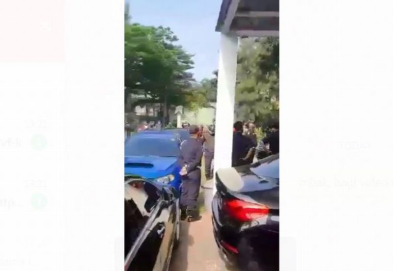 Viral Mobil Mewah Parkir Sembarangan, Pemilik Ternyata Buka Showroom di Klaster Perumahan