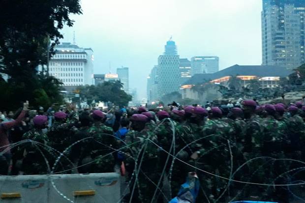 Aksi Humanis Marinir saat Massa Lempari Polisi, Memeluk hingga Merangkul Demonstran