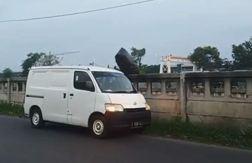 Viral Pengendara Mobil Buang Sekarung Sampah ke Kalimalang, Aksinya Bikin Geram