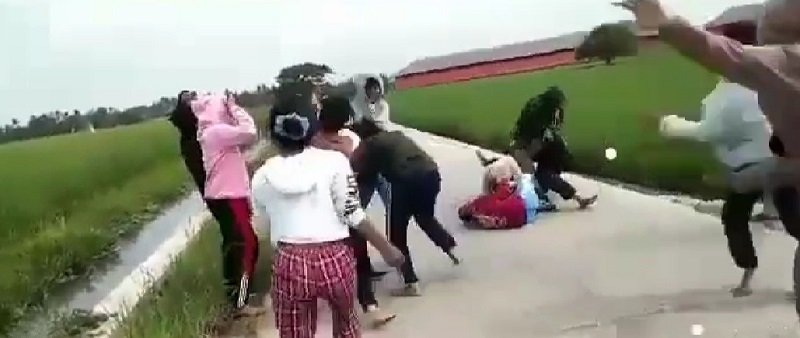 Viral! Sekelompok Wanita Muda Terlibat Tawuran di Pinggir Sawah