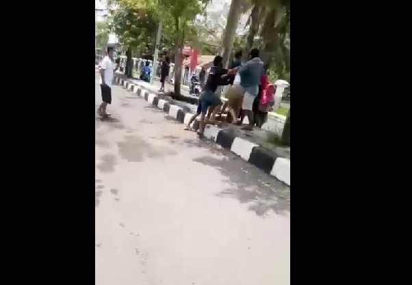 Viral Emak-Emak Berkelahi di Tengah Jalan Gara-Gara Saling Ejek di Medsos