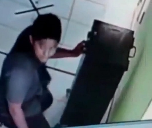 Viral Aksi Pria Curi Celengan Masjid Terekam CCTV