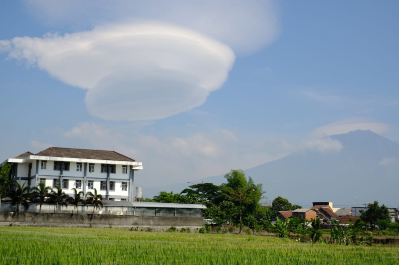 Viral! Awan Berbentuk Mangkok di Kawasan Gunung Arjuno