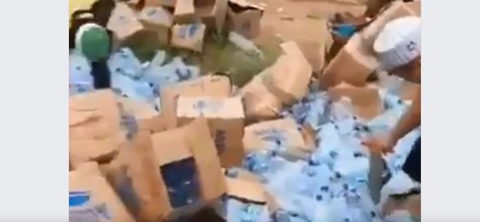 Viral! Sejumlah Orang Buang Ratusan Botol Air Mineral Perusahaan Prancis