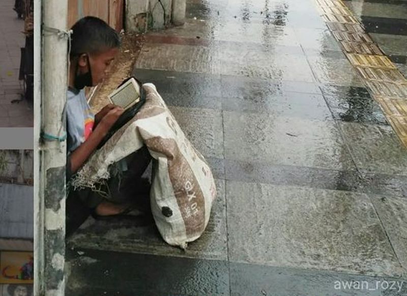 Viral Pemulung Ngaji di Trotoar, Ternyata Sembari Mencari Ibu Kandung