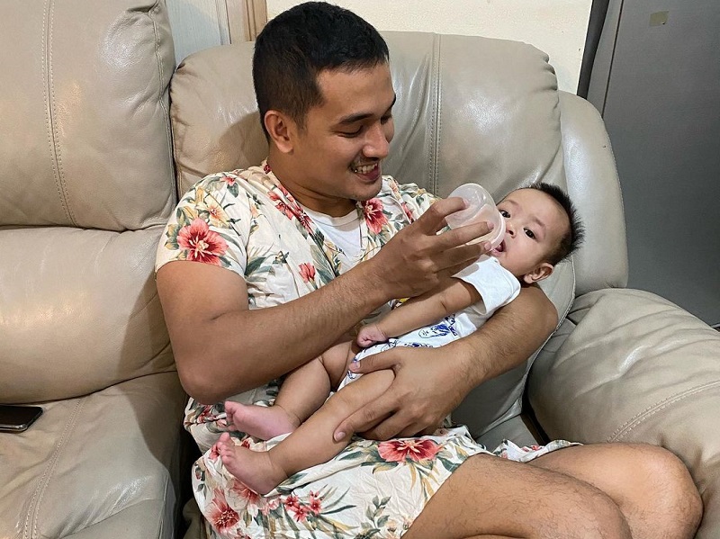 Suami Vanessa Angel Pakai Daster Demi Susui Baby Gala, Netizen: Semangat Pejuang Keluarga