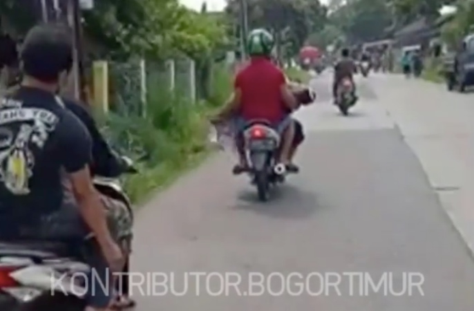 Viral Video Jenazah Diangkut Pakai Motor di Bogor, Polisi Ungkap Fakta Sebenarnya!
