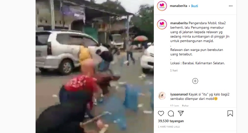 Viral! Pengendara Mobil Sebar Uang Segepok untuk Sumbangan Masjid