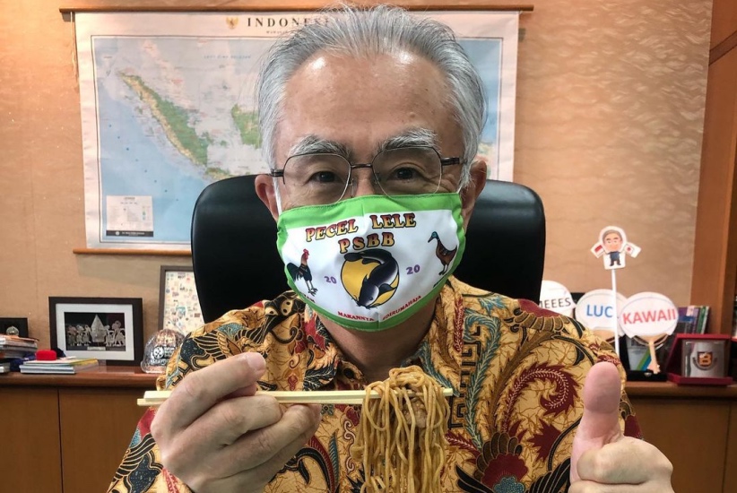 Lucu! Dubes Jepang Pakai Masker Gambar Spanduk 'Pecel Lele PSBB'