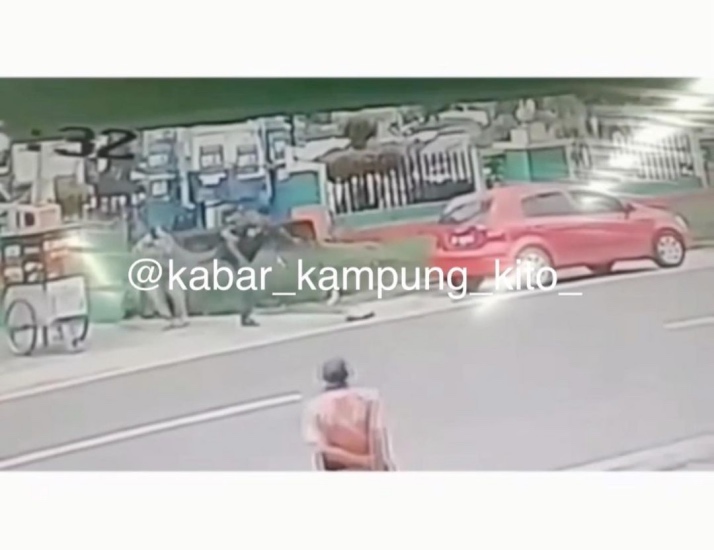 Viral Video Pedagang Bakso Kena Tendangan 'Kung Fu' Pembeli, Apa Sebab?