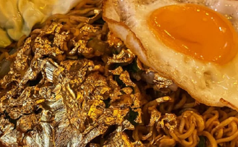 Viral, Mie Goreng Sultan dengan Topping Emas 24 Karat