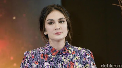 Jadi Artis Terkaya Dengan Honor Rp 250 Juta Per-episode! Luna Maya Gak Gengsi Naik Bus Gratisan! "Gue Emang Kampungan!"