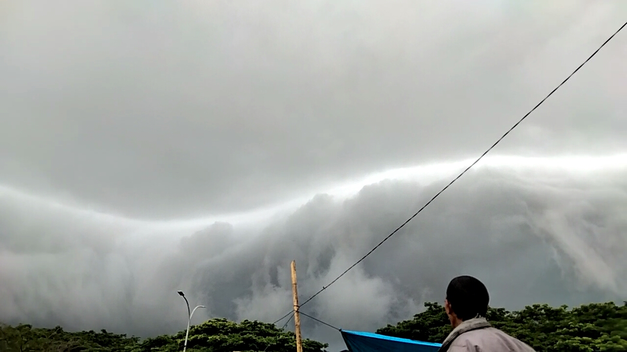 Viral, Awan Menyerupai Tsunami di Langit Maros Hebohkan Pengujung Pasar