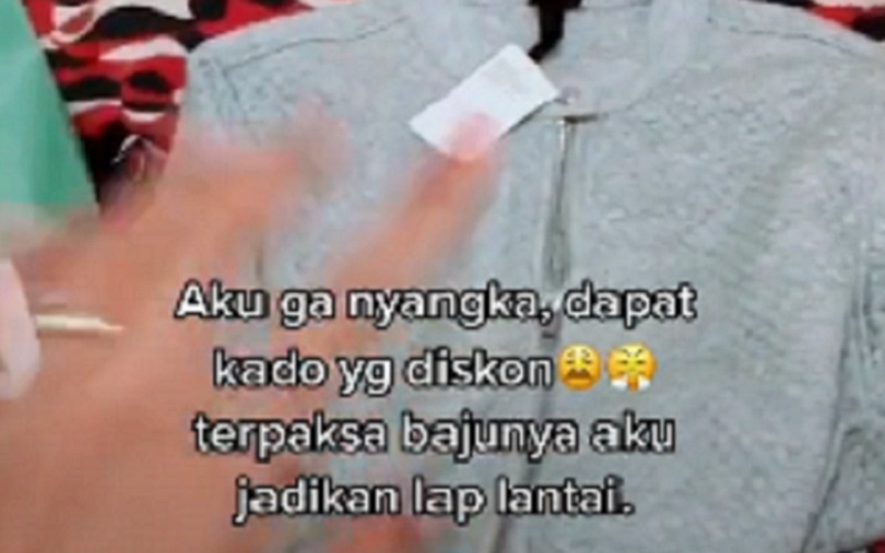 Viral! Kesal Diberi Kado Baju Diskon, Pria Ini Langsung Menjadikannya Lap Lantai