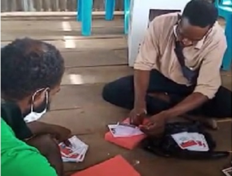 Heboh, Video Oknum KPPS di Papua Diduga Coblos Sendiri Surat Suara