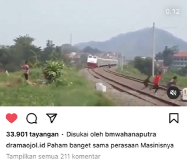 Viral! Masinis KA Lempar Batu ke Sekumpulan Anak-Anak