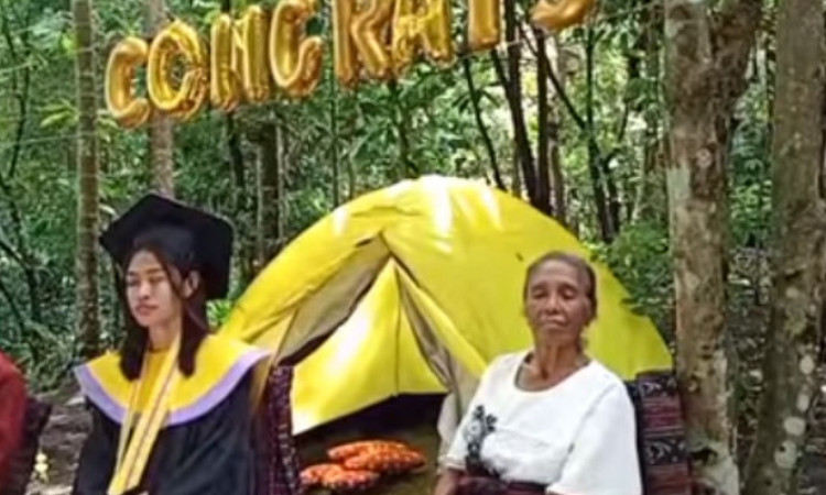 Viral, Susah Sinyal Mahasiswi Ini Wisuda Online di Hutan