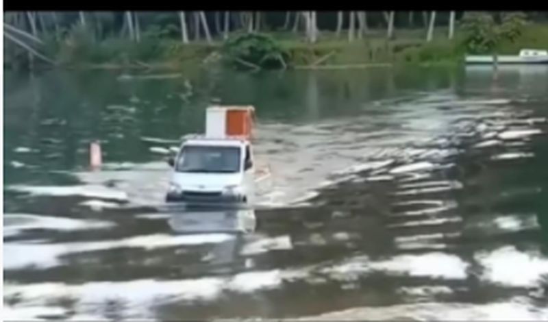 Viral Mobil Pikap Antimogok Angkut Lemari Seberangi Sungai dengan Santai