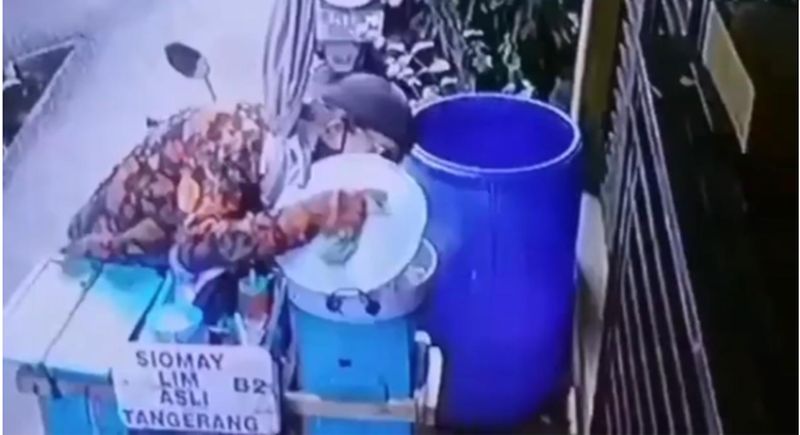 Viral Penjual Siomay Ludahi Dagangannya, Akhirnya Begini...