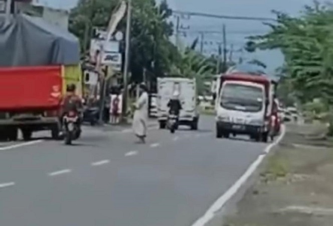 Viral Pria Bersorban Hitam Sholat di Tengah Jalan Raya