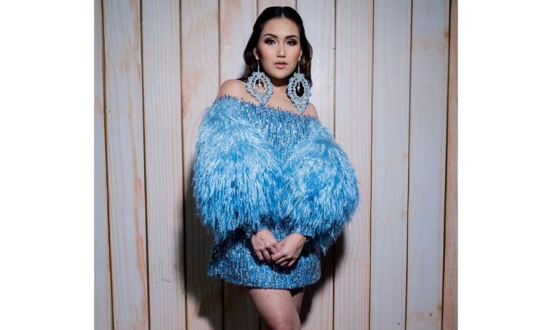 Pesona Ayu Ting Ting Tampil Serba Biru, Netizen: Mirip Elza Frozen