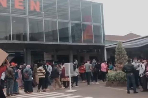 Viral Antrean Rapid Test Antigen Mengular di Stasiun Senen, Tak Ada Jaga Jarak