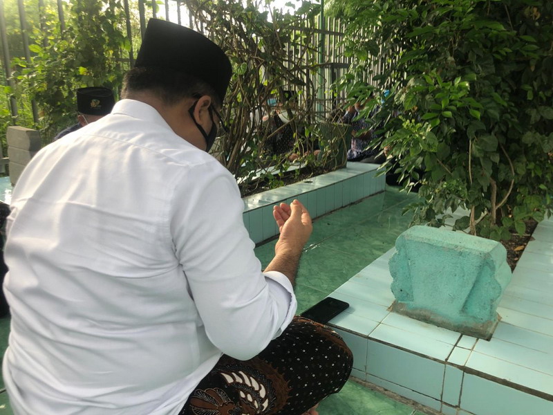 Unggah Foto di Makam Saat Hari Natal, Netizen Doakan Agar Gus Yaqut Amanah