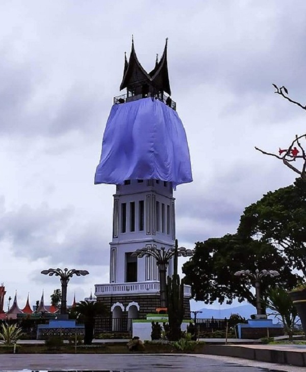 Viral Jam Gadang Ditutup Kain Putih, Warganet: Jamnya Pakai Masker