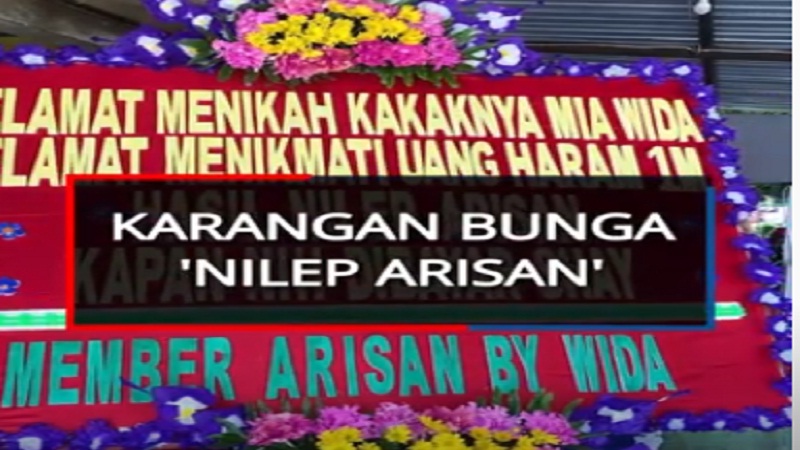 Pengantin Dapat Hadiah Karangan Bunga Bertuliskan "Nilep Arisan" di Sragen Viral