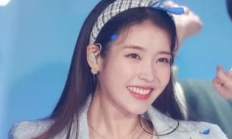 Penampilan IU Bawakan Lagu 'Blueming' di GDA 2020 Curi Perhatian, Netizen Soroti Makeup & Outfit