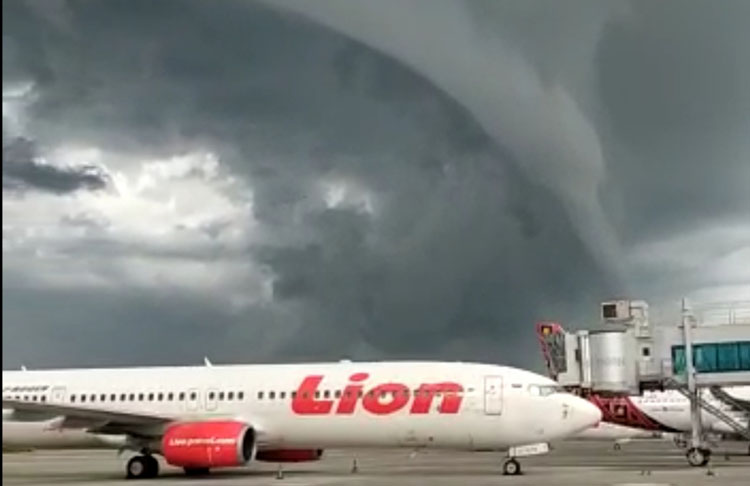 Viral, Awan Arcus Menggantung di Atas Bandara Internasional Yogyakarta