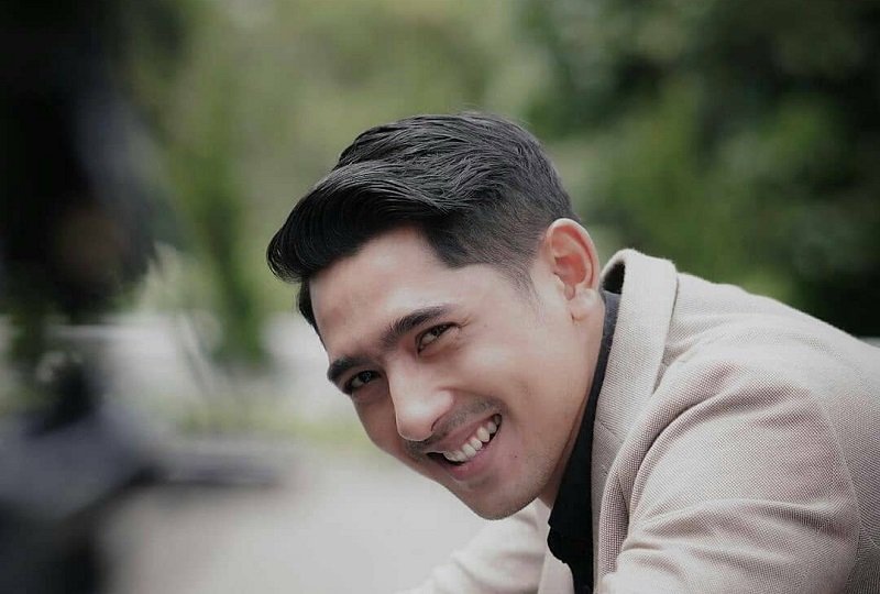 Arya Saloka Pakai Sarung Rp200 Ribuan, Netizen Sebut Berkelas