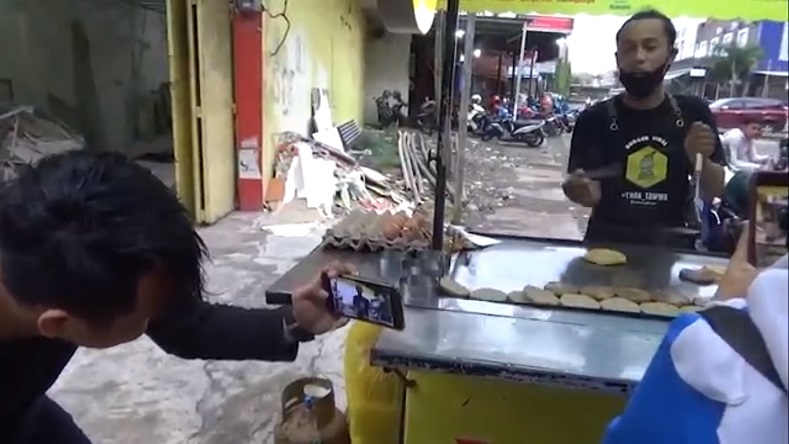 Penjual Burger Ini Viral di Medsos Gara-Gara Kerap Gombali Pelanggannya