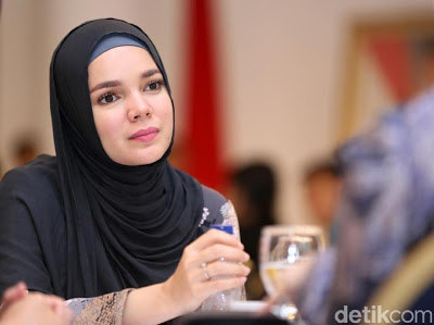 Ayah Dewi Sandra Akhirnya Pilih Masuk Islam! Setelah Mualaf Lalu Menikah Lagi Dengan Sang Ibu!