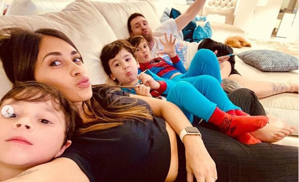 Foto Bareng Istri dan Anak, Gaya Lionel Messi Curi Perhatian Netizen