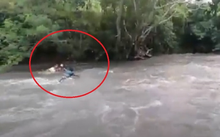 Viral Video Guru Seberangi Sungai Demi Antarkan Tugas Siswa