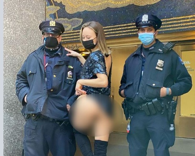 Pamer Bokong di Big Apple, Model ini Langsung Viral