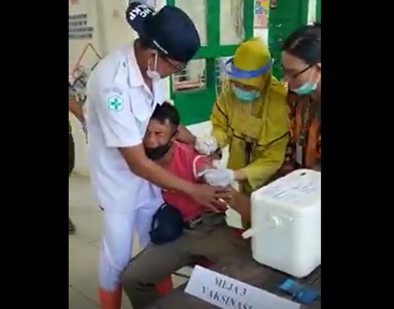 Viral, Satpam Meraung-raung Ketakutan saat Disuntik Vaksin Covid-19