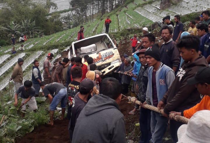 Viral Warga Karanganyar Ramai-Ramai Tarik Truk Terperosok ke Ladang Sedalam 50 Meter