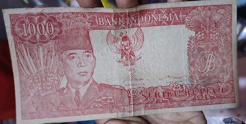 Viral Uang Jadul Rp1.000 Bergambar Soekarno Bisa Melengkung Sendiri