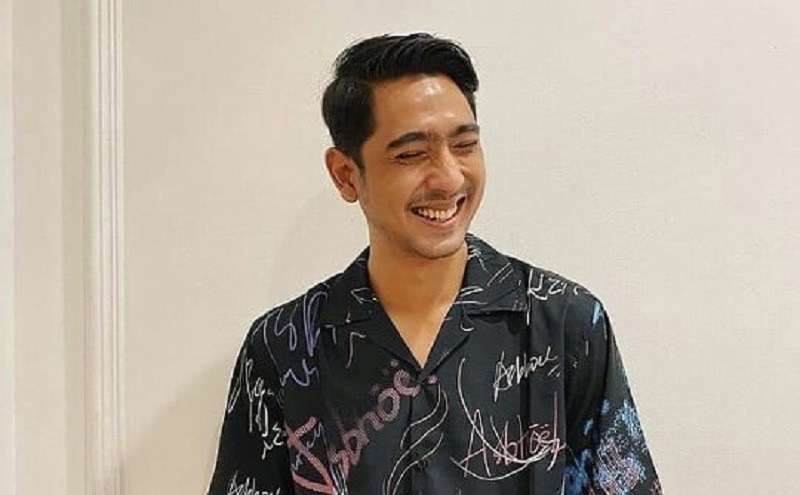 Gantengnya Arya Saloka Pakai Piyama, Netizen: Gemoy Banget!