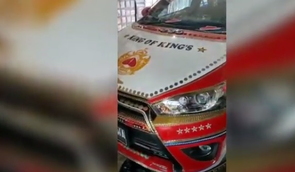 Viral! Mobil Pak Haji Berlapis Emas dan Berlian Senilai Rp40 Miliar