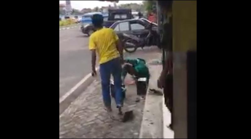 Viral Pemuda Aniaya Tukang Sol Sepatu dengan Tendangan Kung Fu hingga Terpental