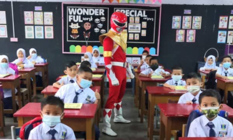 Viral Guru-guru di Malaysia Pakai Kostum Lucu untuk Sambut Murid Kembali Sekolah