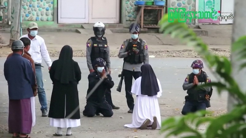 Video Viral, Biarawati Myanmar Berlutut Memohon Polisi Myanmar Tak Bunuh Anak-Anak